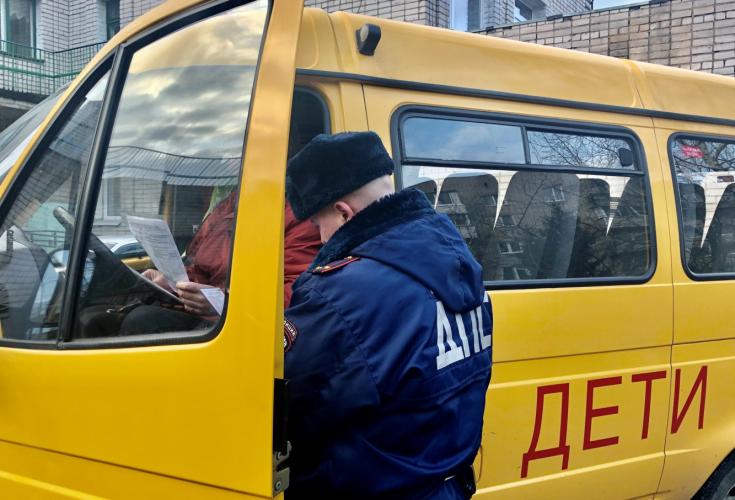 Водитель школьного автобуса задержан за управление в состоянии опьянения в Новгородской области