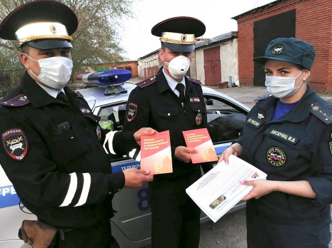В Гурьевске сотрудники ГИБДД напомнили автомобилистам о мерах безопасности в период особого противопожарного режима