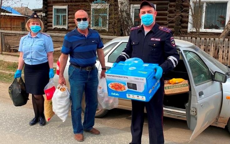 В Красноярском крае госавтоинспекторы совместно с общественниками оказали помощь многодетной семье