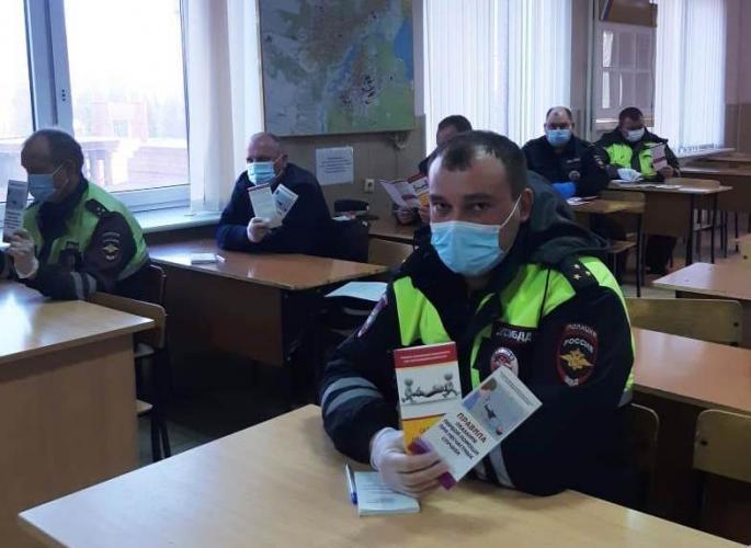 Больше тысячи буклетов по правилам оказания первой помощи пострадавшим в ДТП получили липецкие автоинспекторы