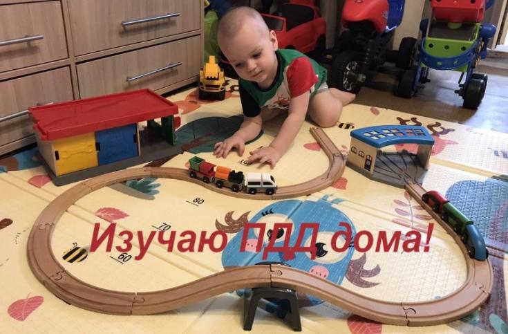 В Ачинске госавтоинспекторы и родительская общественность присоединились к флешмобу безопасности #ИзучаемПДДдома