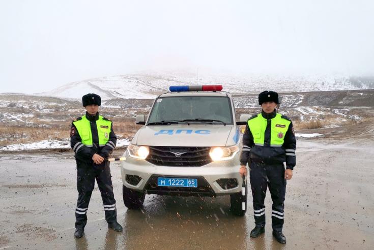 НА Сахалине инспекторы ГИБДД оказали экстренную помощь мужчине с ножевым ранением