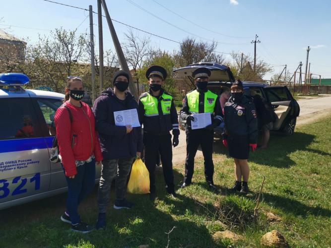 В Красногвардейском районе сотрудники ГИБДД раздают участникам дорожного движения информационные памятки и выясняют, почему граждане находятся вне дома