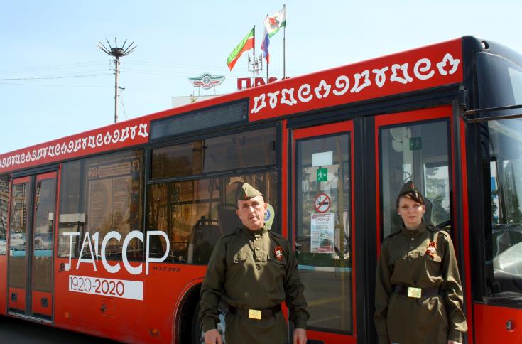Перевозчики Казани 9 мая решили создать праздничное настроение пассажирам на городских маршрутах.
