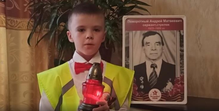 Сотрудники ГИБДД Красноярска и дети из отрядов ЮИД присоединились к флешмобу «Свеча памяти»