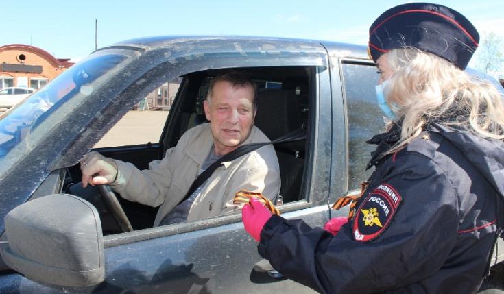 В Енисейске сотрудники ГИБДД и общественники вручили участникам дорожного движения «Георгиевские ленточки»