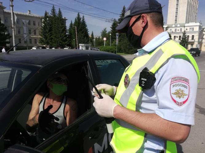 В условиях самоизоляции омские автоинспекторы призывают водителей пассажирского транспорта не пренебрегать средствами индивидуальной защиты. Май, 14  10:41