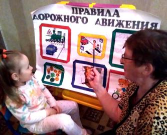 В Белгородской области «бабушкин патруль» обучает детей ПДД дома