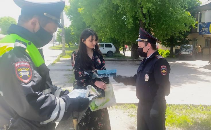 Обучающие ликбезы для пешеходов Нальчика прошли у светофоров, оборудованных кнопками вызова