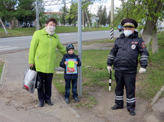 В Троснянском районе полицейские провели акцию «Правила дорожного движения знай, всей семьей соблюдай!»