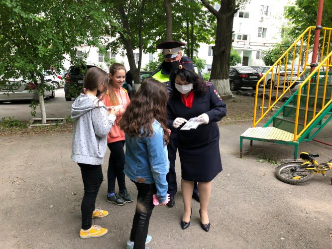 Предупредить детский дорожно-транспортный травматизм. Сотрудники УГИБДД совместно с со службой ПДН провели профилактическую акцию во дворах многоквартирных домов в Ростове-на-Дону