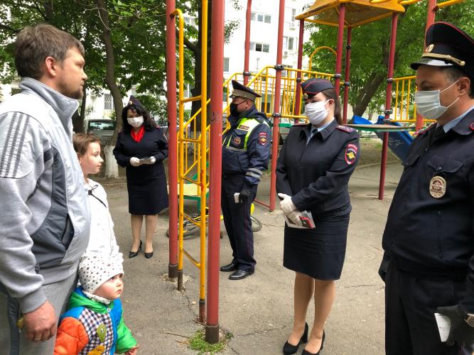 Предупредить детский дорожно-транспортный травматизм. Сотрудники УГИБДД совместно с со службой ПДН провели профилактическую акцию во дворах многоквартирных домов в Ростове-на-Дону