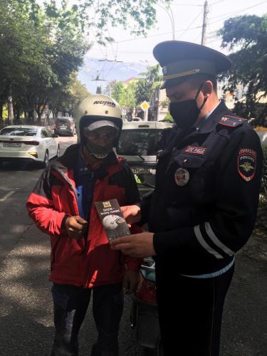 В Ялте сотрудники ГИБДД провели профилактические беседы с мотоциклистами