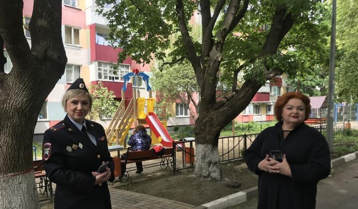Белгородские автоинспекторы и представитель Национальной родительской ассоциации разобрали онлайн риски для водителя в дворовой территории