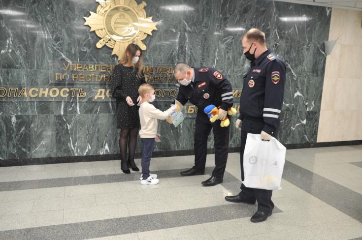 Жительница Татарстана поблагодарила сотрудников ГИБДД за спасение ее сына