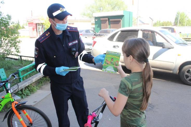 В Красноярском крае сотрудники ГИБДД проводят профилактические беседы в дворовых территориях