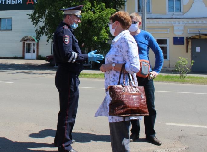 В Енисейске сотрудники ГИБДД присоединились к акции #ПешеходныйВсеобуч