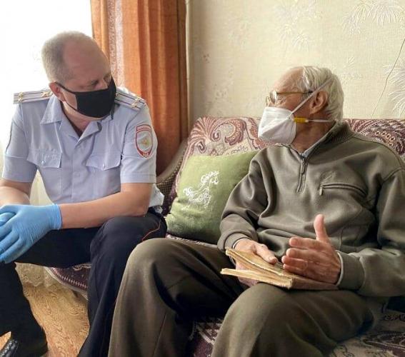 Сотрудники ГИБДД Тольятти поздравили мужчину с 60-летним юбилеем водительского стажа