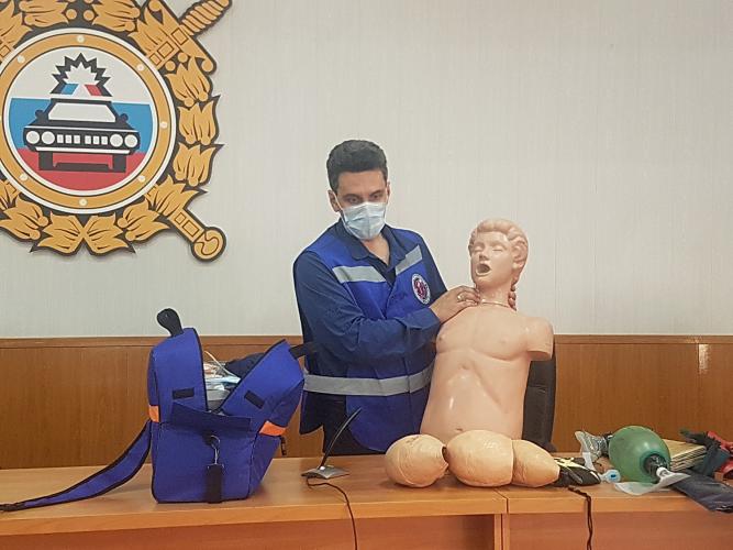 В Томской области сотрудники ГИБДД оказывают первую помощь пострадавшим в ДТП с использованием специальных укладок