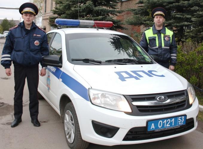 Новгородские автоинспекторы спасли пожилого мужчину из охваченного пламенем строения