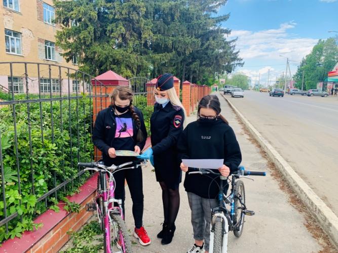 Пензенские автоинспекторы напомнили юным велосипедистам правила безопасного поведения вблизи проезжей част