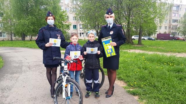 В Смоленской области полицейские напомнили детям и их родителям об основах безопасного поведения на улице