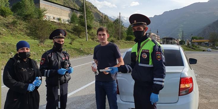 Финики, воду и добрые пожелания от автоинспекторов Кабардино-Балкарии получили десятки водителей и пассажиров