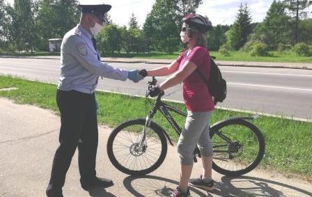 В Зеленогорске велоурок для журналиста местной телекомпании провел заместитель начальника Госавтоинспекции