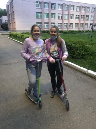 Завершаем учебный год катанием на самокатах!