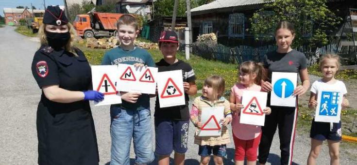В Козульском районе сотрудники ГИБДД проводят беседы с детьми на улицах поселка
