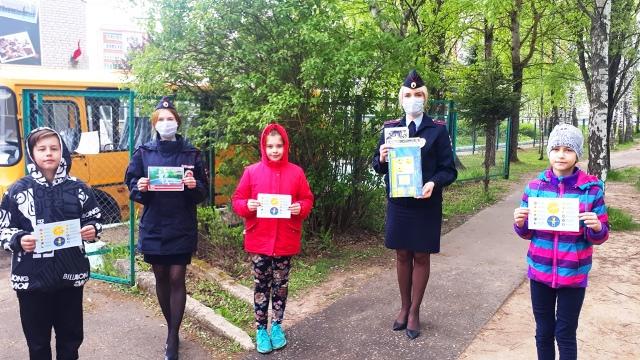 В Смоленской области полицейские напомнили детям и их родителям об основах безопасного поведения на улице