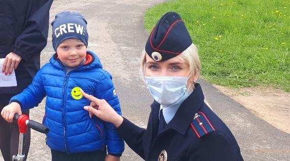 В Смоленской области полицейские напомнили детям и их родителям об основах безопасного поведения на улице
