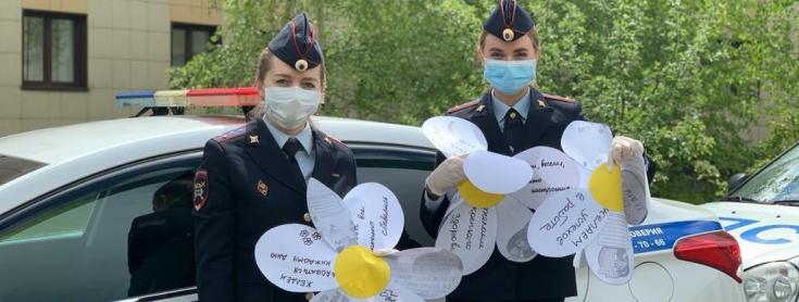Подмосковные автоинспекторы получили от школьников поздравления с Днем пропаганды безопасности дорожного движения