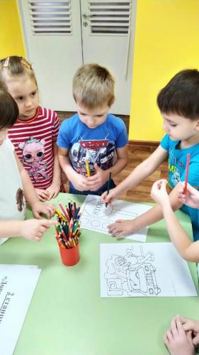 Воспитанники дежурных групп иланских детских садов продолжают закреплять знания ПДД с помощью мобильных автогородков
