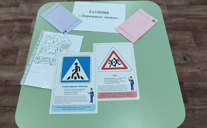 Воспитанники дежурных групп иланских детских садов продолжают закреплять знания ПДД с помощью мобильных автогородков