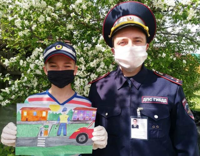 В Лысьве сотрудники ГИБДД и представители Общественного совета организовали профилактическую акцию для школьников «Безопасное лето – 2020»