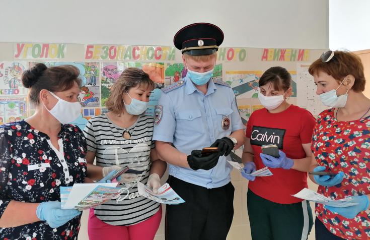 В Томской области автоинспекторы инициировали массовую рассылку в родительских группах смс-напоминаний о дорожных правилах