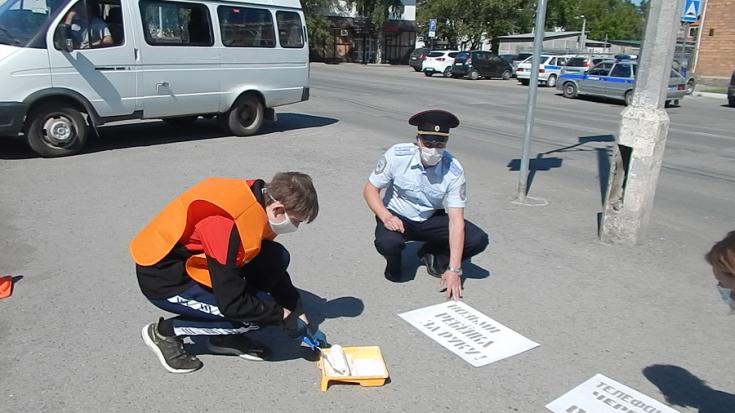 В Красноярском крае сотрудники ГИБДД напомнили пешеходам о безопасности с помощью граффити