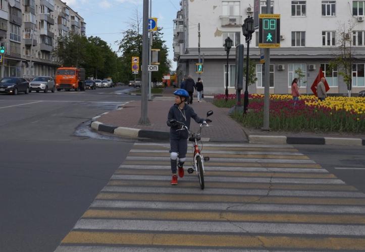 В центральной части Ульяновска инспекторы проводят ликбез с юными велосипедистами