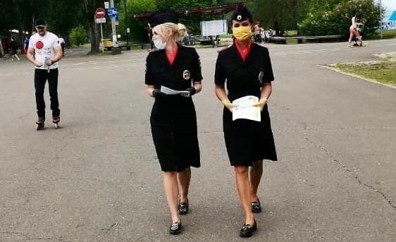Сотрудники ГИБДД разместили в пунктах велопроката памятки по безопасному управлению двухколесным транспортом