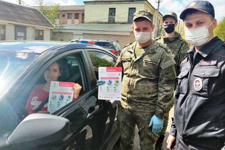 Правила безопасной перевозки детей-пассажиров напомнили новгородским водителям автоинспекторы и военнослужащие