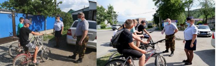 Автоинспекторы и общественники напоминают юным велосипедистам основные правила поведения на дороге
