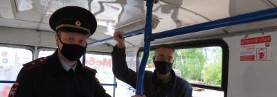 Социальная реклама в общественном транспорте призывает кировчан к соблюдению мер безопасности