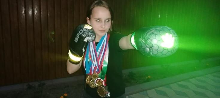 Юная чемпионка России по контактному единоборству из Кабардино-Балкарии продемонстрировала сверстникам «приемы безопасности на дороге» и призвала засветиться в темноте