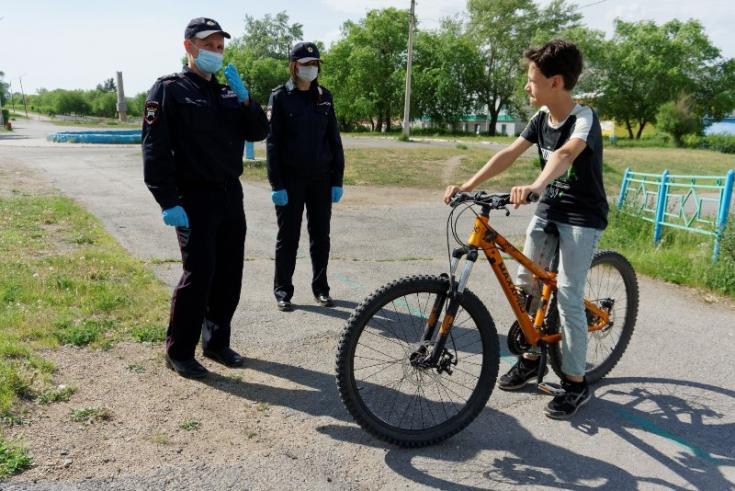 В Краснотуранском районе автоинспекторы и инспекторы ПДН обучают юных велосипедистов