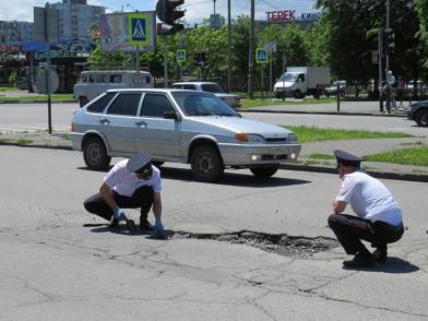 Инспекторы дорожного надзора ОГИБДД по г. Владикавказу проводят работу по выявлению и устранению недостатков улично-дорожной сети