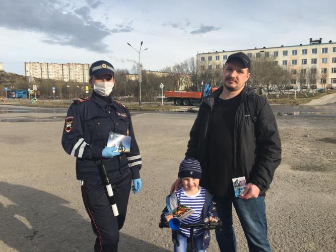 Автоинспекторы ЗАТО Александровск обратились к юным водителям двухколесного транспорта и их родителям Май, 31  14:05