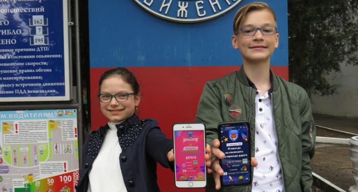 Сотрудники Госавтоинспекции Севастополя дарят детям страны электронные заставки по дорожной безопасности