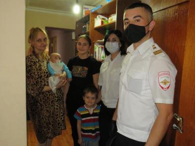 Инспекторы Отдельного батальона ДПС г. Владикавказа продолжают оказывать помощь нуждающимся семьям