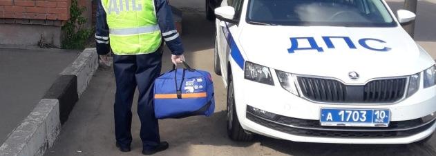 В Карелии автоинспекторы оказывают доврачебную помощь пострадавшим в дорожных авариях